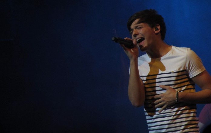 Louis Tomlinson Singing