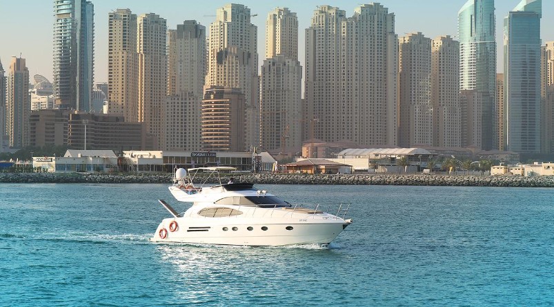 yacht-ride-overlooking-dubai-skyline