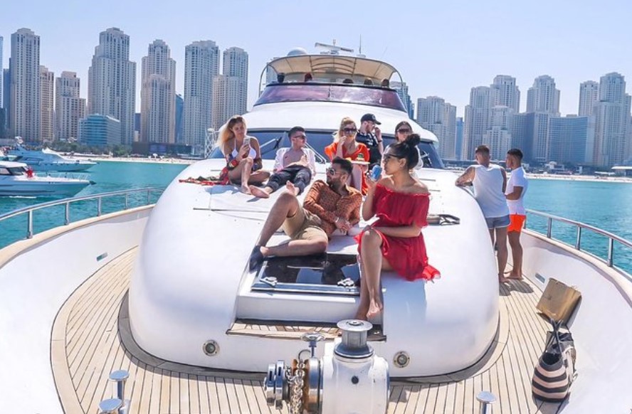 Hangout over Yatch in Dubai